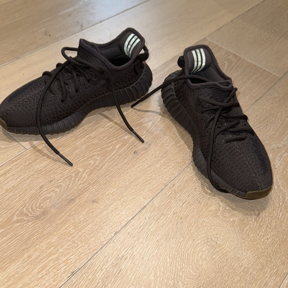 Yeezy boost fy2903 cinder. Barely worn for sale. 5 and a half - Picture 2 of 3